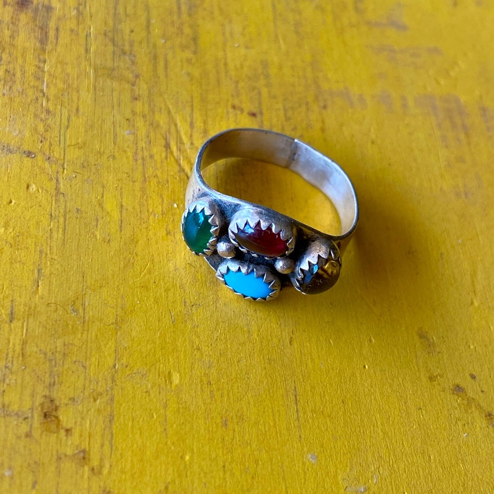 Size 6 silver ring with stone inlays